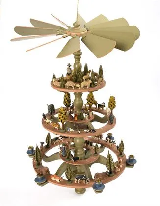 Grote piramide-kandelaar uit het Ertsgebergte. Christian Werner, Seiffen