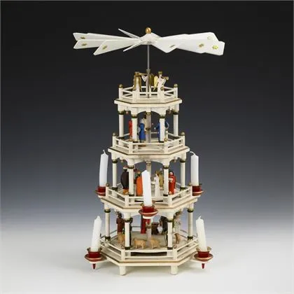 4-laagse kerstpiramide uit het Ertsgebergte. Günther Flath, Seiffen