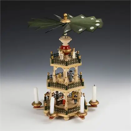 Pyramide de Noël à trois étages. Monts Métallifères