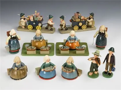 Lot de 11 figurines, dont vendeuses de poissons. Wendt & Kühn