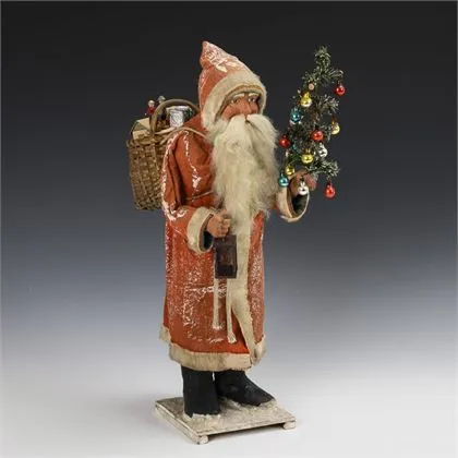 Velký Santa Claus s ozdobeným stromečkem a lucernou