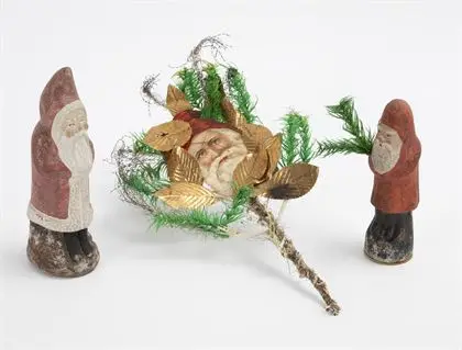 2 Pères Noël en carton et branche avec hostie lithographiée