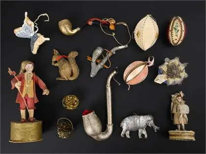 Lot avec 3 boîtes de bonbons, œufs de Pâques, pipes et animaux
