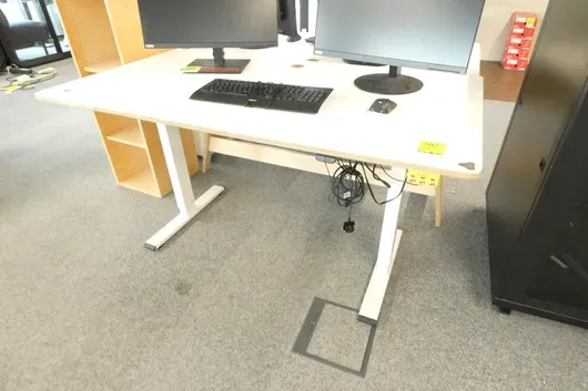 Elektrisch in hoogte verstelbaar bureau