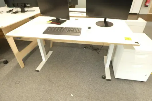 Elektricky výškově nastavitelný stůl