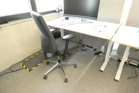 Ensemble de poste de travail avec bureau à hauteur réglable électrique