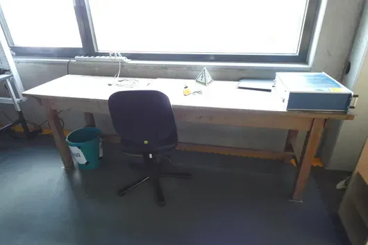 Werkbank mit Drehstuhl