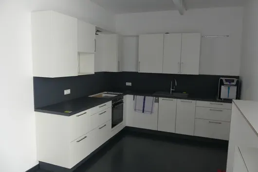 Kuchyňská linka ve tvaru L s obsahem (bez vodního dávkovače)