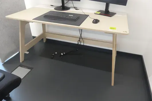 Schreibtisch, ohne Inhalt