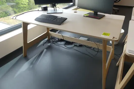 Schreibtisch, ohne Inhalt