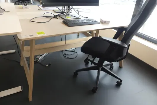 Stůl s kancelářskou židlí, bez obsahu