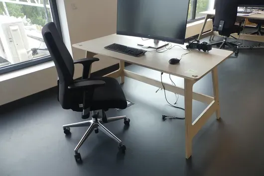 Bureau avec chaise de bureau, sans contenu
