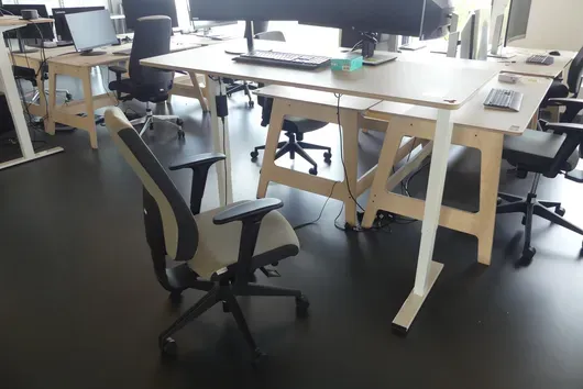 Bureau à hauteur réglable électrique avec chaise de bureau, sans contenu