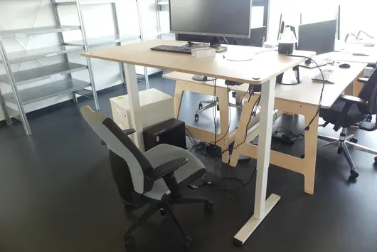 Elektrisch in hoogte verstelbaar bureau met bureaustoel, zonder inhoud
