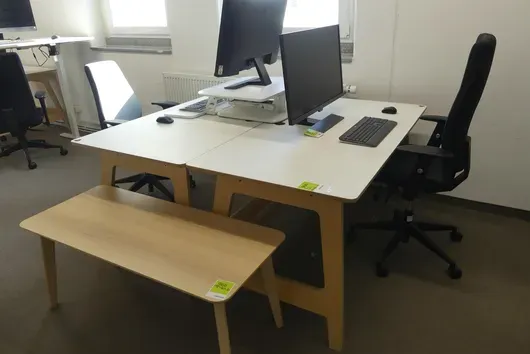 2x Bureau avec 2x Chaise de bureau, sans contenu