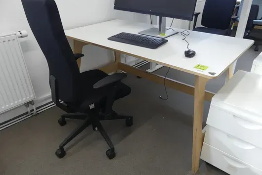 Stůl s kancelářskou židlí, bez obsahu