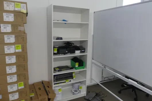 Přistavěný regál, bez obsahu