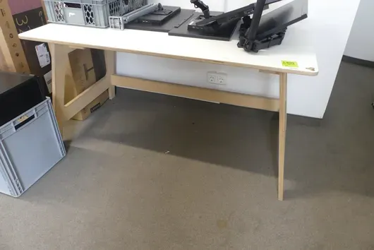 Schreibtisch, ohne Inhalt