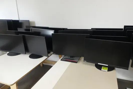 16x LENOVO monitors, without cables