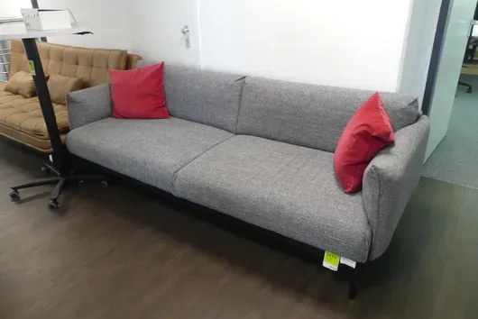 Třímístná pohovka se 2 polštáři
