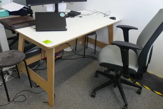 Bureau avec chaise de bureau, sans contenu