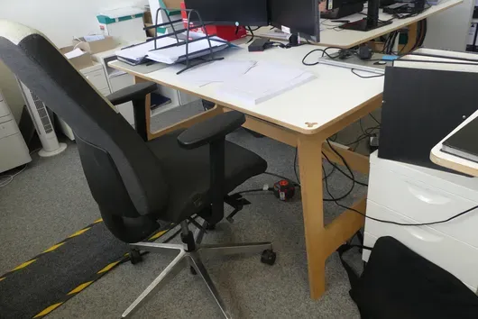 Bureau avec chaise de bureau et caisson de bureau, sans contenu