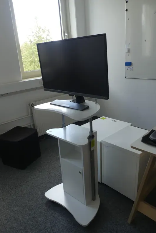 Skříň s monitorem BENQ