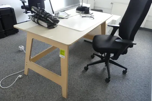 Bureau avec chaise de bureau, sans contenu