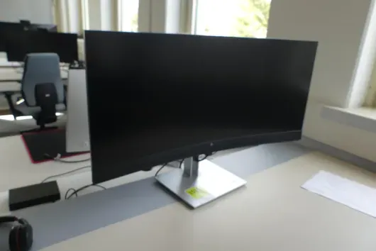 Moniteur incurvé HP