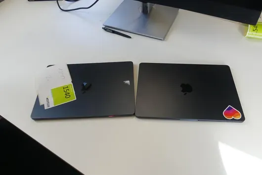 2x APPLE A3113, bez akcesoriów