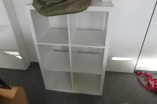 Přistavěný regál, bez obsahu