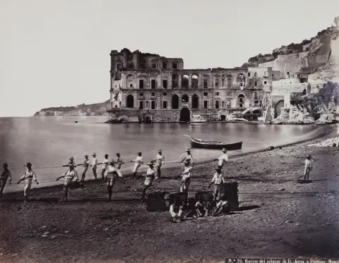 Napoli. (Deckeltitel). – Album mit 38 auf Kartons mont