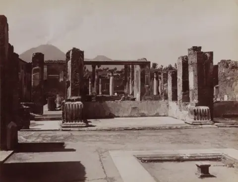 Pompei. – 15 Photographien von 1870-1895