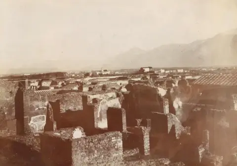 Pompei. – Konvolut bestehend aus 41 Photographien u