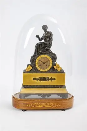 Pendule avec dôme en verre : "Uranie"