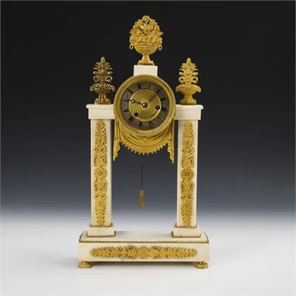 Pendule portail historique avec pilastres