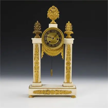 Pendule portail historique avec pilastres