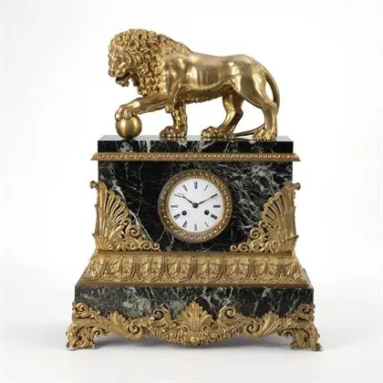 Lourde pendule néoclassique en marbre avec lion en couronnement