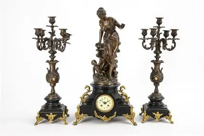 Pendule française avec candélabres