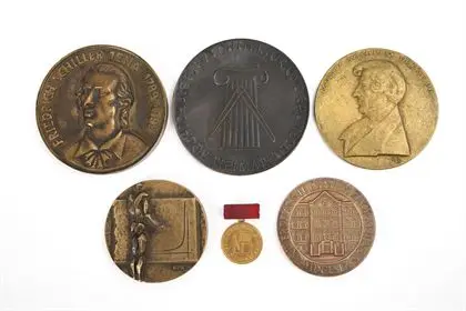 6 vyznamenání a pamětních předmětů z pozůstalosti vědce z NDR