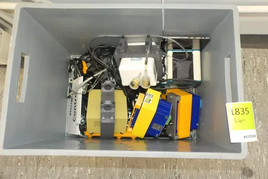 Partij componenten/diversen met opbergbox