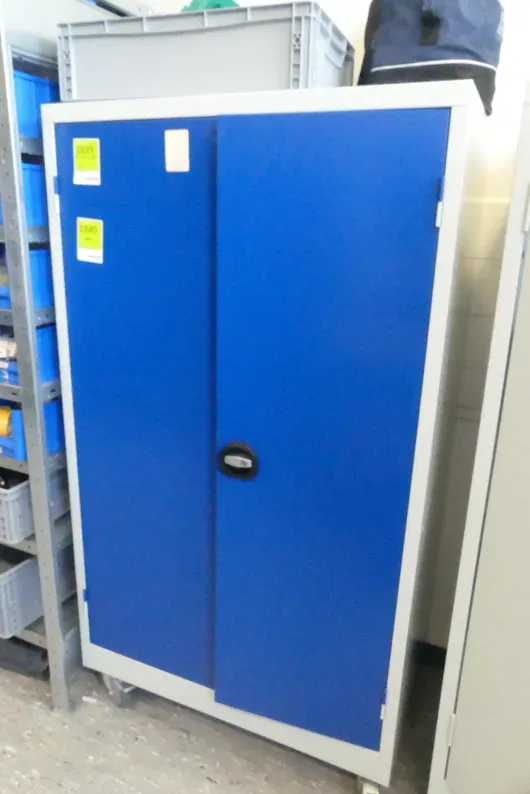 Metallschrank, ohne Inhalt