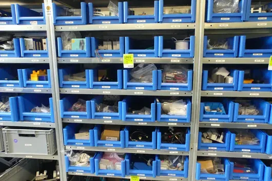 Lot d'accessoires/petites pièces avec bacs de rangement