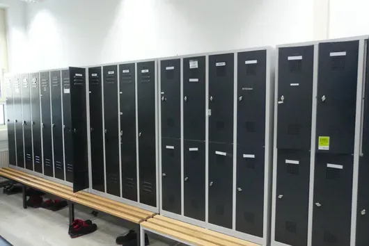 8x Spindschrank mit Bank, ohne Inhalt