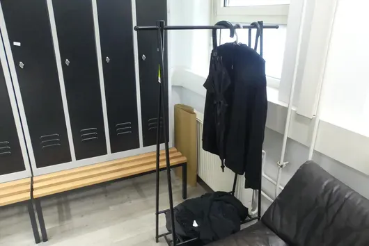 Věšák na oblečení, bez obsahu