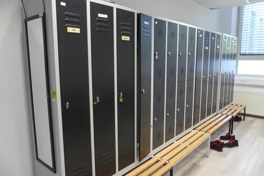 4x Spindschrank mit Bank, ohne Inhalt