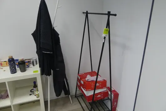2x Věšáky na oblečení, bez obsahu