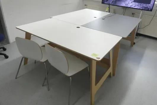 3x Tisch mit 2x Besucherstuhl