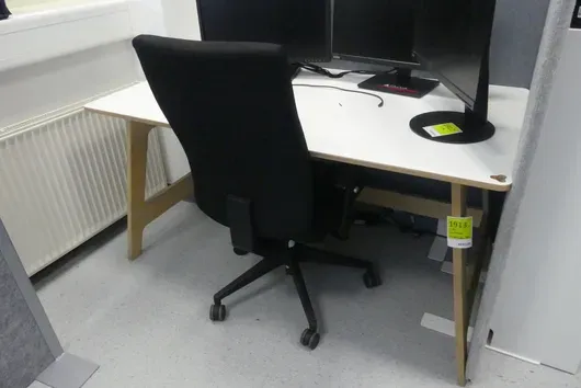 Stůl s kancelářskou židlí a 2x přepážka, bez obsahu