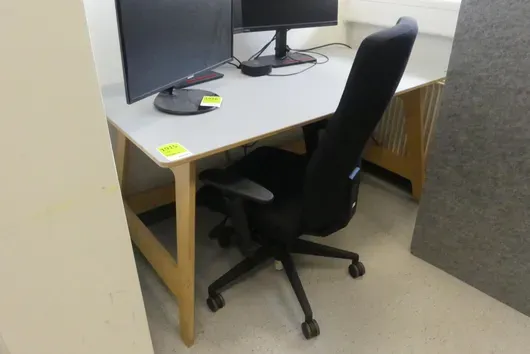 Bureau avec chaise de bureau, sans contenu